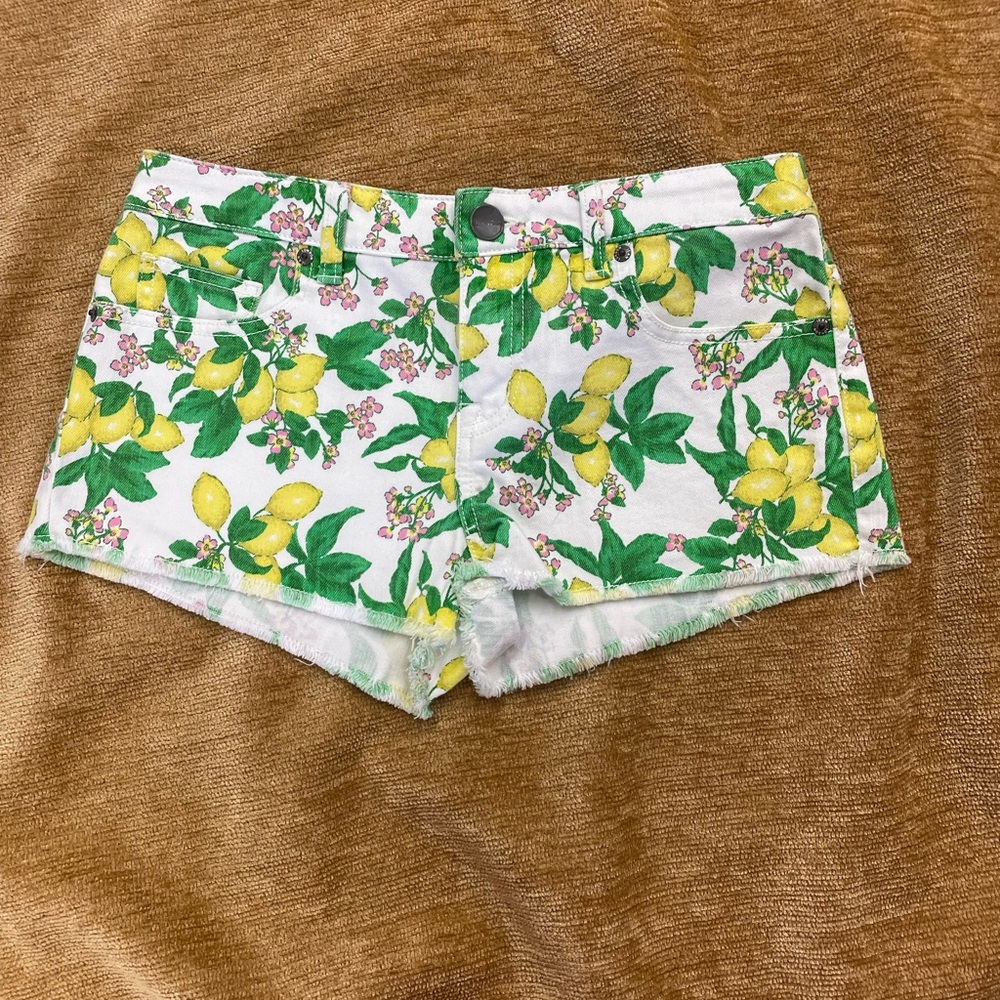 VS boyfriend short, size 4, lemon decorated denim, fringe hem